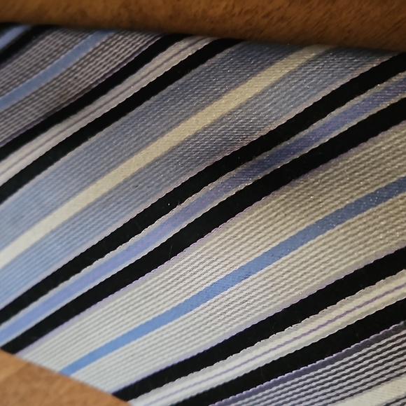 100 % imported silk chevron stripe tie in navy and silver by Arrow - Picture 2 of 5
